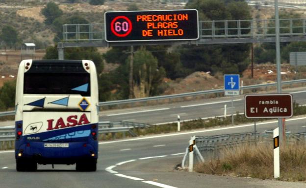 Sal en las carreteras regionales para evitar el riesgo por hielo