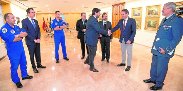 La Comunidad y el Ejército se unen para honrar a la bandera