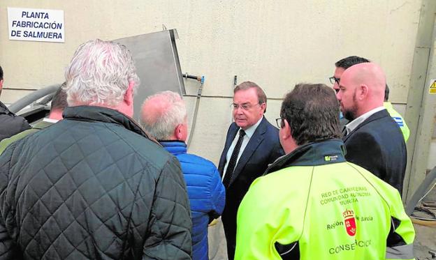 Fomento aplica salmuera y sal en 42 kilómetros de la red regional de carreteras