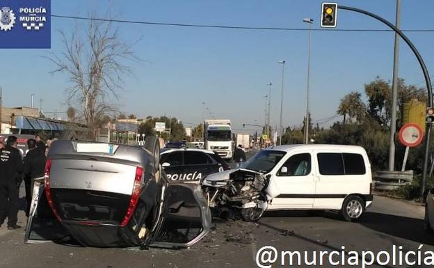 Tres heridos al colisionar dos vehículos en Sangonera La Seca