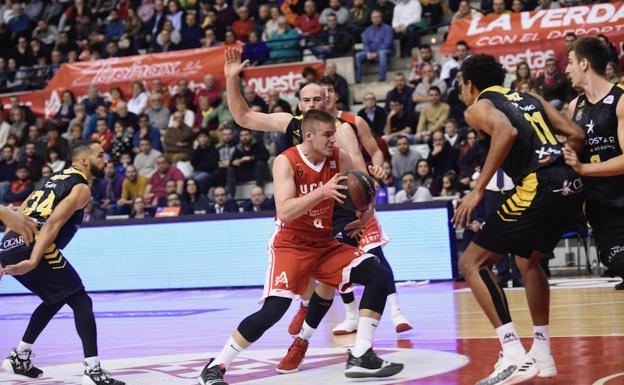 Jarro de agua fría para el UCAM en el Palacio