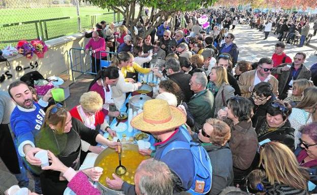 El bulevar de El Patiñero reúne a miles de personas en torno a las cuadrillas