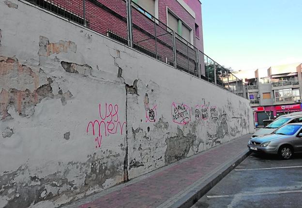 Educación arreglará el muro de IES Vega del Táder para recuperar el mural de Yagües
