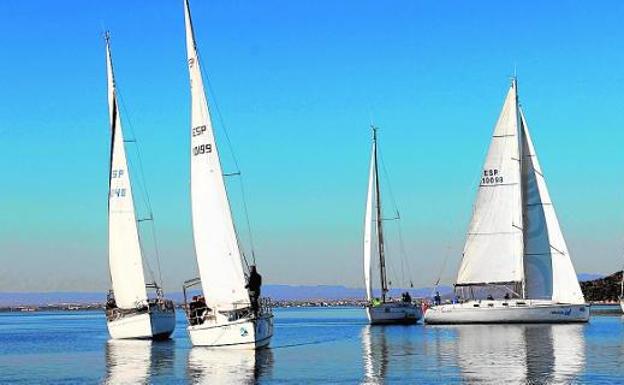 Sin viento en aguas de Los Alcázares