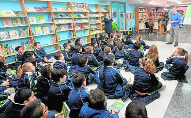 Los escolares conocen a los autores de 'Carla y la lechuga'