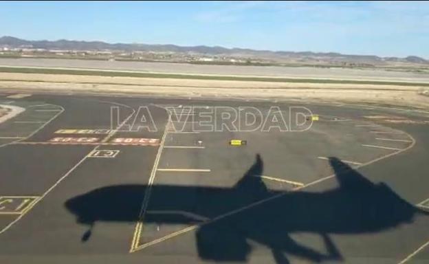 Vídeo: Así ha sido el primer aterrizaje en el aeropuerto de Corvera, desde dentro