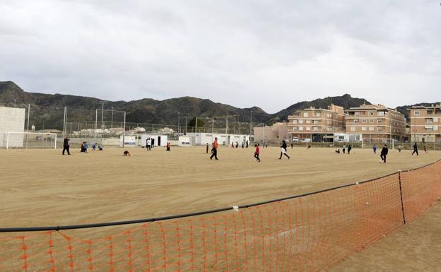 El PSOE denuncia que los campos de fútbol de Los Ramos y San José de la Vega «siguen esperando césped y vestuarios»