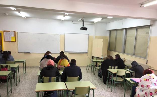 Los alumnos del IES Pedro Guillén de Archena usan mantas en clase por la falta de calefacción