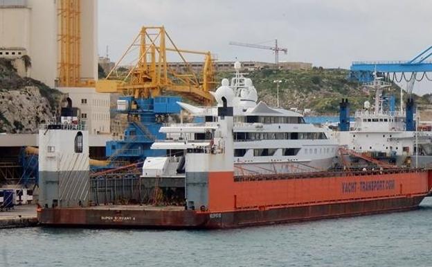 El Super Servant 4, el garaje flotante gigante, atraca en Cartagena con el yate Neom