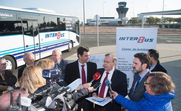 Dos líneas de autobús conectan ya el aeródromo con urbanizaciones y complejos turísticos del Mar Menor