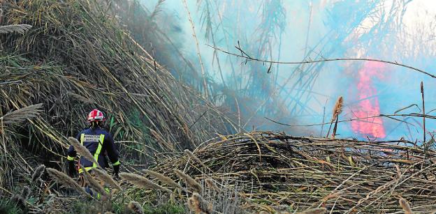 Aparatoso fuego de matorrales en Murcia