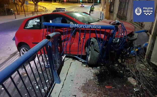 Un coche se empotra contra una valla de seguridad en Torreagüera