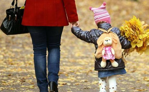 Requisitos y condiciones para obtener los 1.000 euros de ayuda a madres trabajadoras