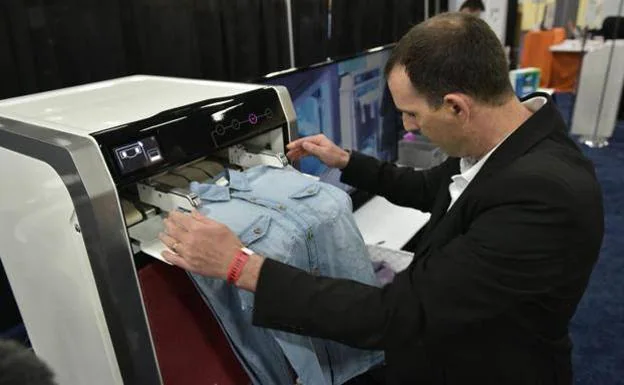 La máquina que te va a solucionar la vida: plancha la ropa y la