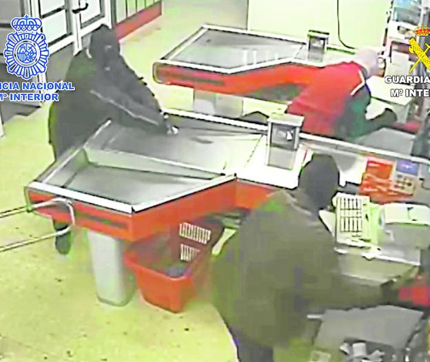 La banda de encapuchados robaba coches para sus golpes y los quemaba