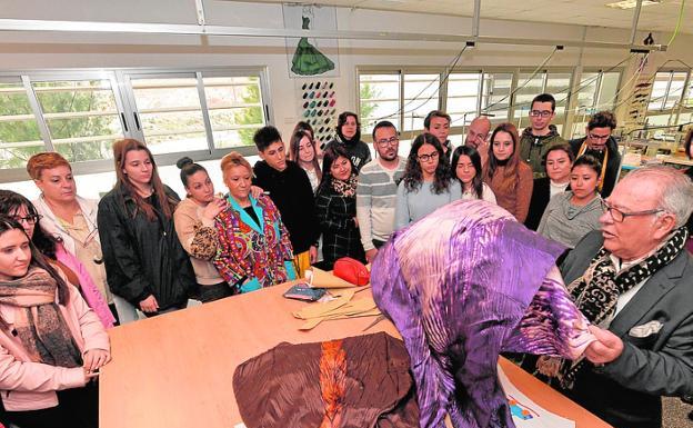 El diseñador Alfredo Caral imparte una clase magistral a alumnos de FP