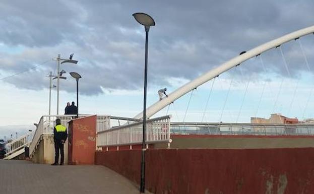 Un hombre se lanza al vacío desde un puente de Lorca y sale ileso