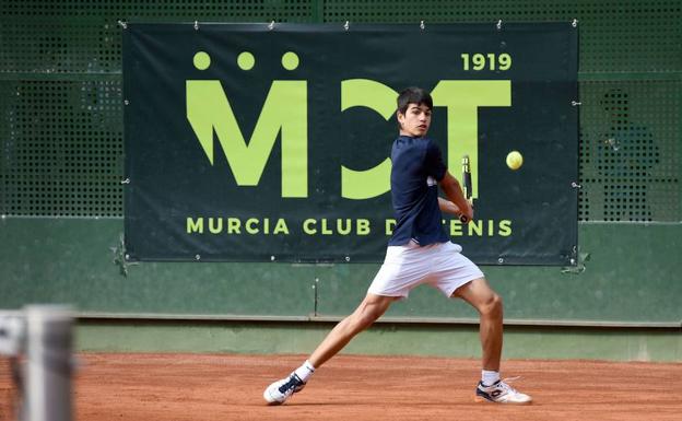 Carlos Alcaraz se supera a sí mismo y alcanza las semifinales en Palmanova