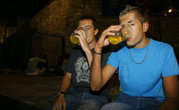 Beber alcohol a los 15 años es tan perjudicial como hacerlo a los 4