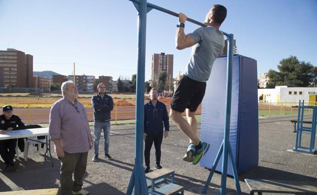 Los aspirantes a policía se esfuerzan