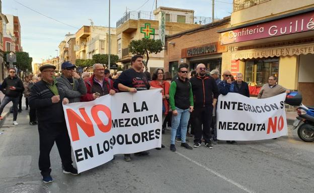 Vecinos de Los Dolores protestan contra la construcción de una mezquita