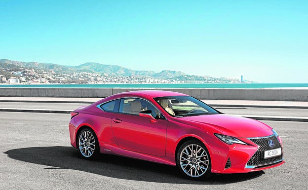 Lexus renueva su coupé premium RC 300h