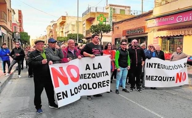 Vecinos de Los Dolores protestan por la construcción de una mezquita