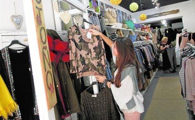 Estos son los riesgos que corres si no lavas tu ropa antes de estrenarla