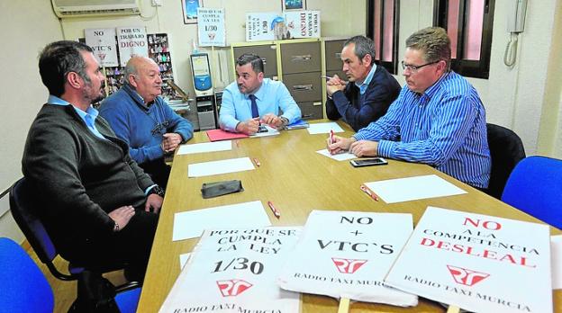 Los taxistas y los VTC pretenden blindarse frente a Cabify y Uber