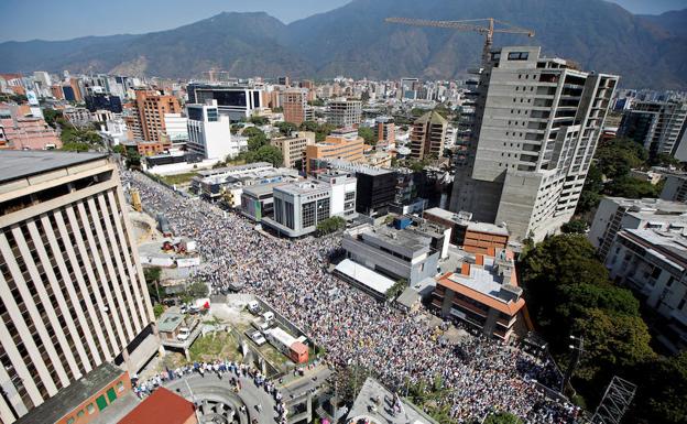 Guaidó exhibe músculo en las calles en su primera gran convocatoria