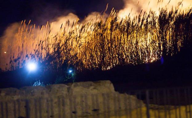 Sofocan el fuego extendido por una zona de cañas en La Flota