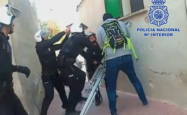 Un traficante de Lorca utilizaba una bombona de gas para ocultar droga