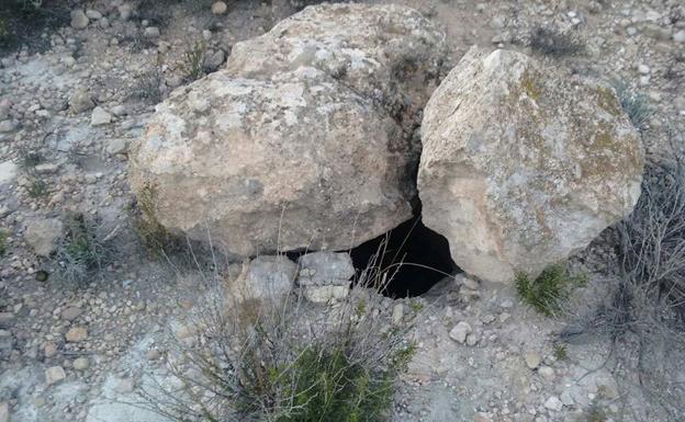 Un senderista ve dos pozos de agua en la carretera de Yéchar a Fuente Caputa