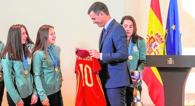 La selección sub-17 de la yeclana Eva Navarro, agasajada por Pedro Sánchez