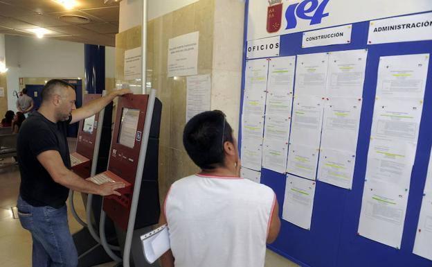 El 37% de los murcianos en edad laboral se encuentran en riesgo de pobreza y exclusión social