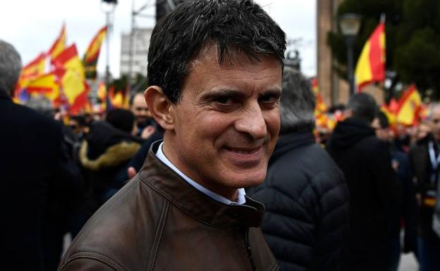 Valls evita sumarse a la instantánea con Vox