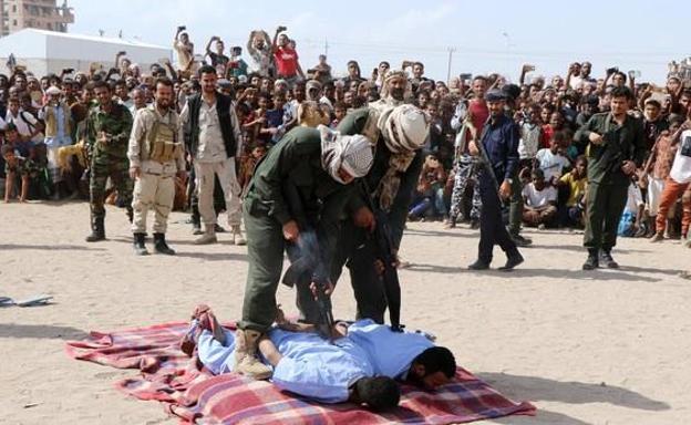 Una bala en la espalda por violar y asesinar a un niño: dos pedófilos, ejecutados públicamente en Yemen