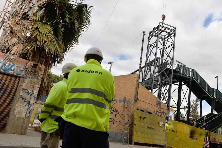 Montan los ascensores de la pasarela sobre las vías en Santiago el Mayor