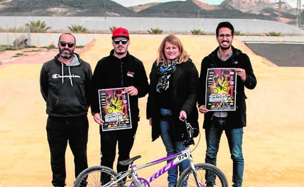 Ciclistas de nueve países en la carrera de BMX de Mazarrón