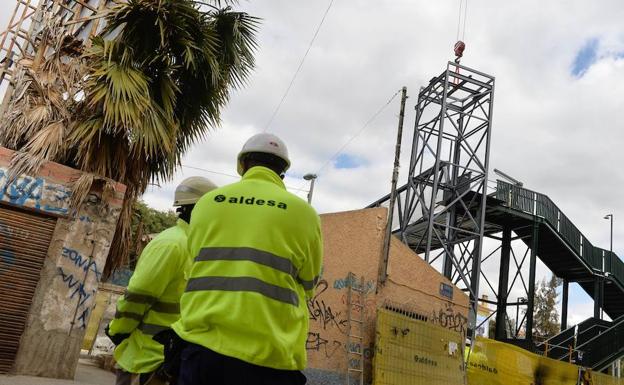 Montan los ascensores de la pasarela sobre las vías en Santiago el Mayor