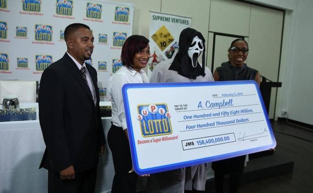 Gana 150 millones en la lotería y recoge el premio disfrazado para que no le reconozca nadie