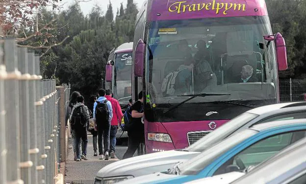 La falta de transporte complica la asistencia diaria a clase a 350 alumnos de Bachillerato