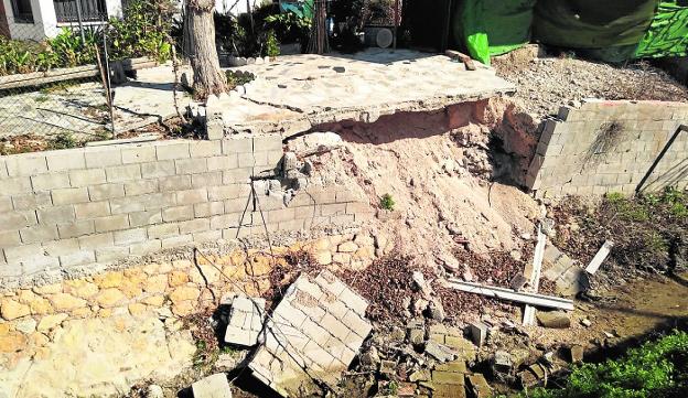 Denuncian desprendimientos en la calzada que circunda la acequia de Barreras en Aljucer