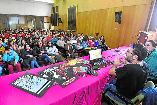 Lección magistral del dibujante Salva Espín a más de 140 alumnos del concurso escolar