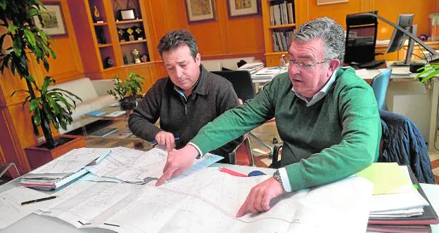 El ingeniero Sergio Pascual y el director de Emuasa, José Albaladejo, explican las obras. / NACHO GARCÍA / AGM