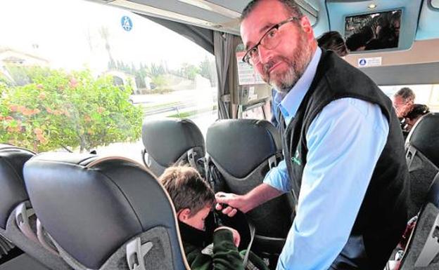Los escolares aprenden medidas de seguridad en los desplazamientos en autobús