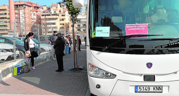 Los viajeros de la línea de cercanías de Lorca estarán una semana más sin tren