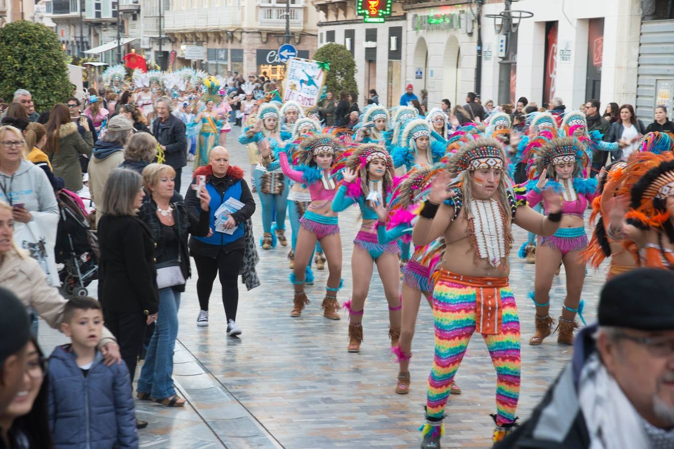 El Carnaval llama a la fiesta con color y glamur