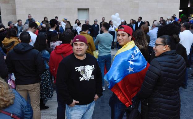 Un centenar de venezolanos se manifiestan en Murcia para apoyar a Guaidó