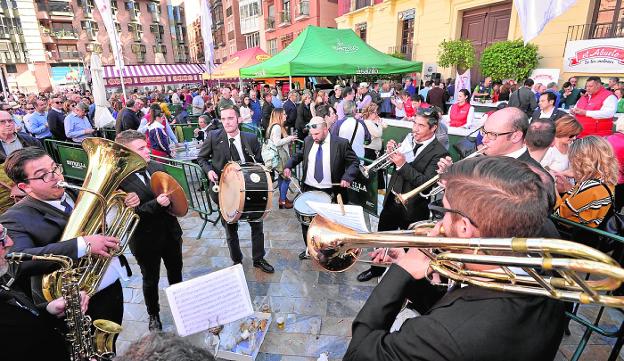 Los sardineros reparten 5.000 pasteles de carne en la antesala de sus fiestas